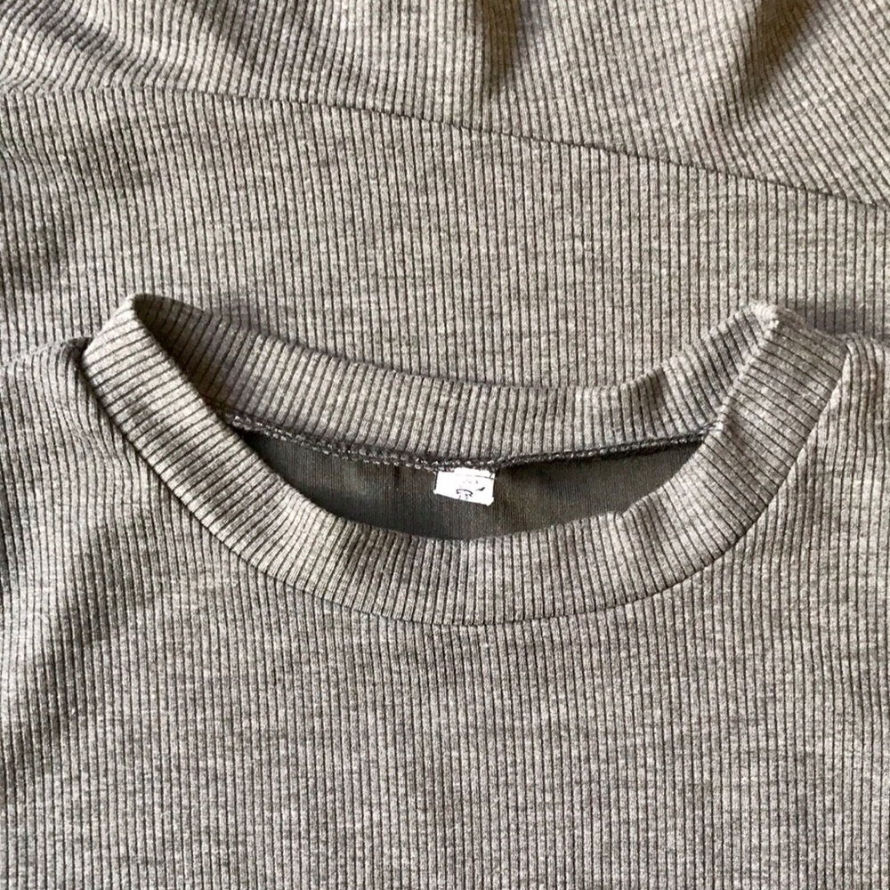 Coeur de vague long sleeve grey dress. - Picture 2 of 8